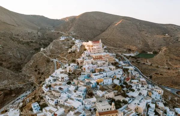 Spaziere durch das charmante Dorf Syros